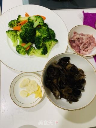 西兰花木耳炒肉片的做法步骤：3