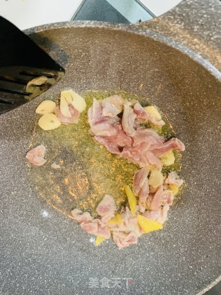 西兰花木耳炒肉片的做法步骤：6