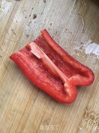 尖椒炒黑猪肉的做法步骤：1