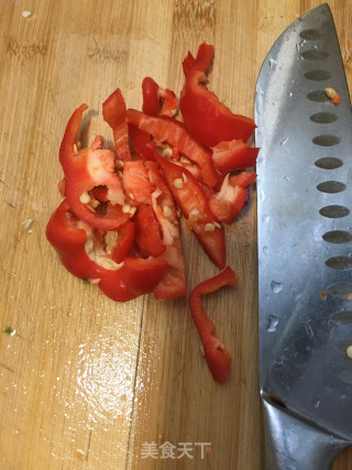 尖椒炒黑猪肉的做法步骤：2