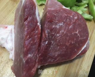 尖椒炒黑猪肉的做法步骤：4
