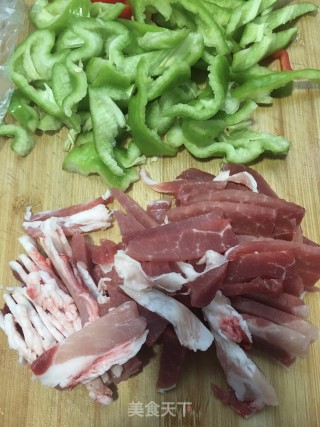 尖椒炒黑猪肉的做法步骤：5