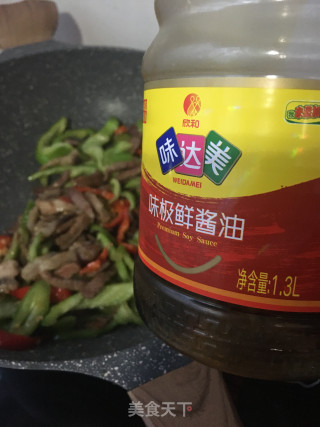 尖椒炒黑猪肉的做法步骤：11
