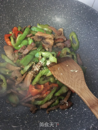 尖椒炒黑猪肉的做法步骤：12