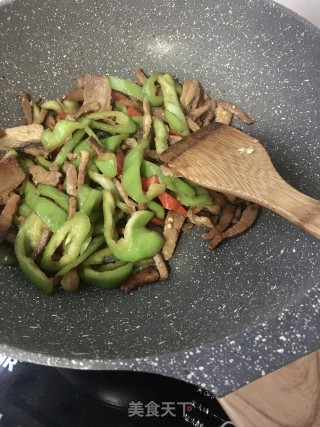 尖椒炒黑猪肉的做法步骤：13