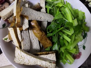 芹菜卤干的做法步骤：1