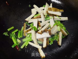 芹菜卤干的做法步骤：5