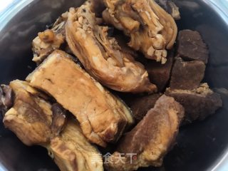 干炒卤牛肉的做法步骤：1