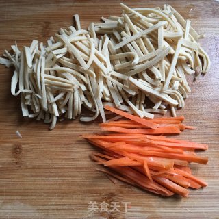 香菜拌豆皮的做法步骤：1