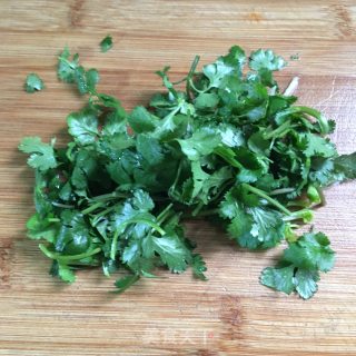 香菜拌豆皮的做法步骤：2