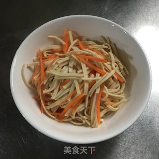 香菜拌豆皮的做法步骤：4