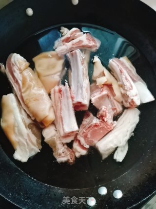 手扒羊排的做法步骤：1
