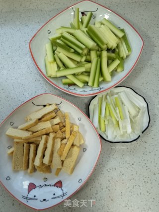 豆腐干炒西葫芦的做法步骤：3