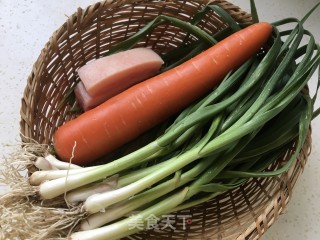 胡萝卜丝炒大蒜叶的做法步骤：1
