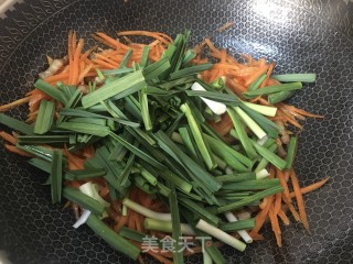 胡萝卜丝炒大蒜叶的做法步骤：9
