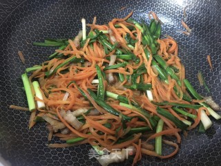 胡萝卜丝炒大蒜叶的做法步骤：10