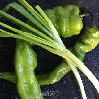青椒拱蛋的做法步骤：1