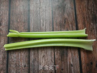 西芹炒腊肠的做法步骤：1