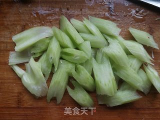 西芹炒腊肠的做法步骤：2