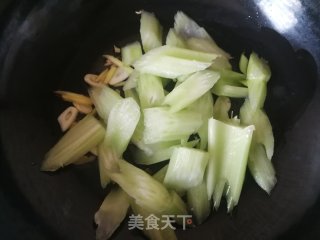 西芹炒腊肠的做法步骤：6