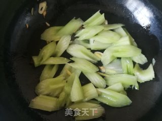 西芹炒腊肠的做法步骤：7