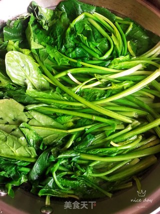 菠菜木耳拌核桃仁的做法步骤：1