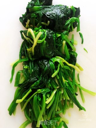 菠菜木耳拌核桃仁的做法步骤：2