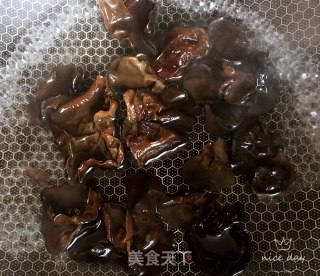 菠菜木耳拌核桃仁的做法步骤：3