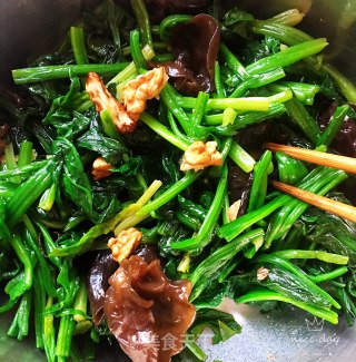 菠菜木耳拌核桃仁的做法步骤：7