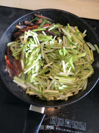 韭黄炒香肠的做法步骤：3