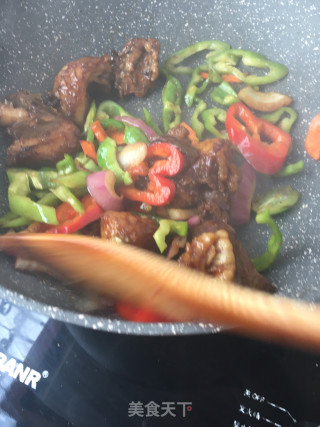 辣椒炒红烧牛腩的做法步骤：7