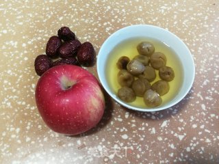 桂圆苹果红枣茶的做法步骤：1