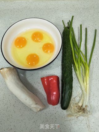 鸡蛋杏鲍菇炒黄瓜的做法步骤：1