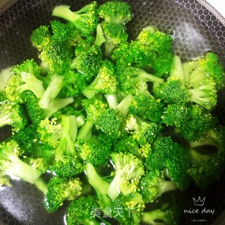 西蓝花炒广味香肠的做法步骤：2