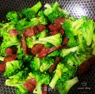 西蓝花炒广味香肠的做法步骤：8