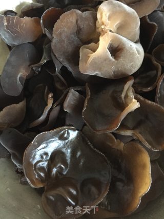 鲮鱼丸黑木耳汤的做法步骤：2