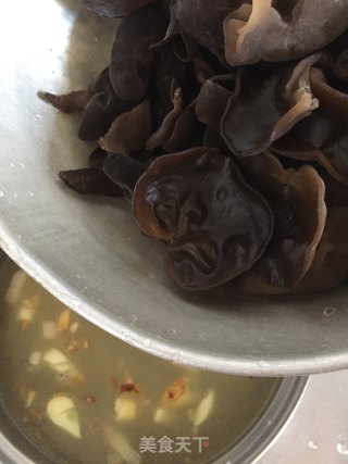 鲮鱼丸黑木耳汤的做法步骤：6