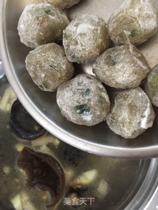 鲮鱼丸黑木耳汤的做法步骤：7