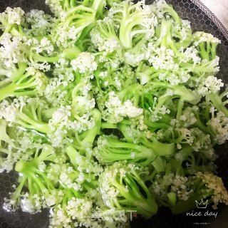 清炒有机菜花的做法步骤：2