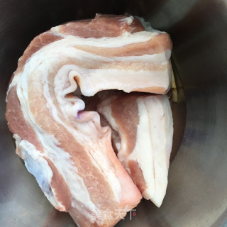 红酒醉五花肉的做法步骤：1
