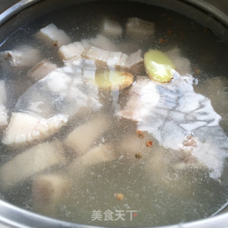 红酒醉五花肉的做法步骤：2