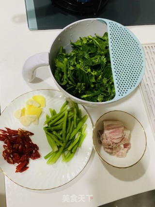 五花肉炒芥兰的做法步骤：1