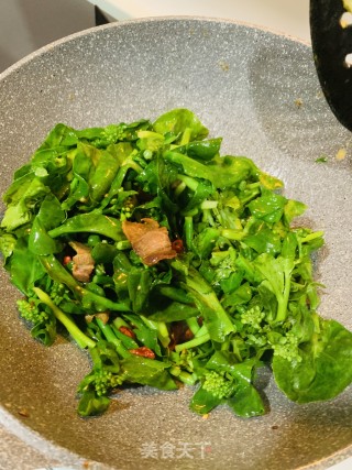 五花肉炒芥兰的做法步骤：6