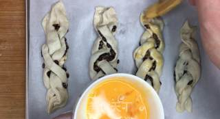 蜜红豆辫子酥（简易手抓饼版），外酥内软，美味又简单的做法步骤：6
