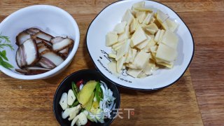 腊肉焖冬笋的做法步骤：1