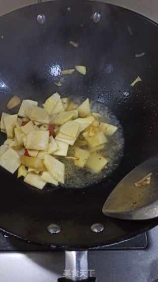 腊肉焖冬笋的做法步骤：7