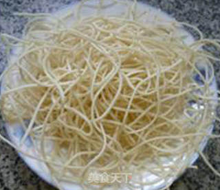 黑木耳瘦肉丝盖浇面的做法步骤：1