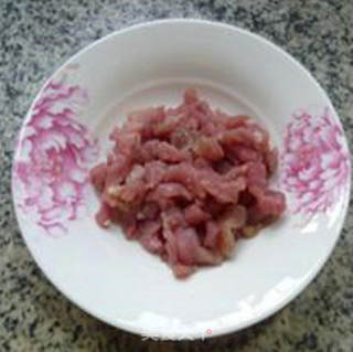 黑木耳瘦肉丝盖浇面的做法步骤：2