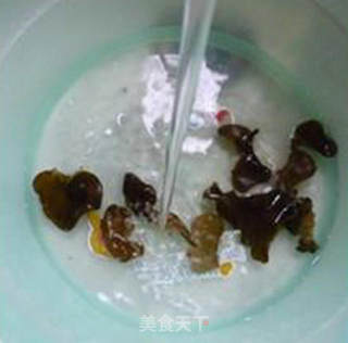 黑木耳瘦肉丝盖浇面的做法步骤：5