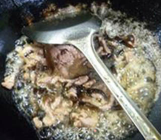 黑木耳瘦肉丝盖浇面的做法步骤：10